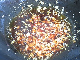 10、风琴版茄香酿肉,热锅少许油将蒜蓉煸炒一下，倒入调味汁熬半分钟
