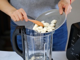 4、山药鸡蛋糕,将山药块放入破壁机的搅拌杯内