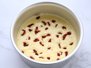 8、山药鸡蛋糕,均匀的撒上切碎的蔓越莓干