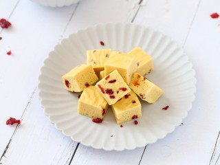 13、山药鸡蛋糕,口感松软,搭配酸甜的蔓越莓好吃极了!