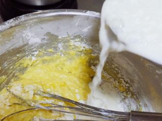 7、千层饭盒乳酪蛋糕,分次加入牛奶