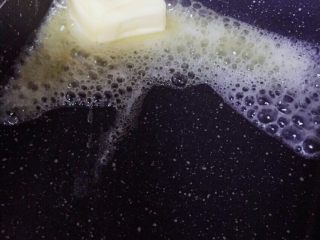 9、千层饭盒乳酪蛋糕,融化黄油倒入料内