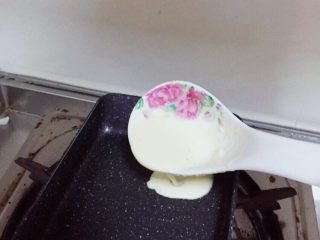 10、千层饭盒乳酪蛋糕,加热不粘锅倒入酱料