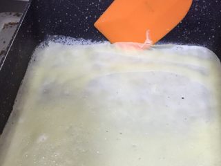 12、千层饭盒乳酪蛋糕,沿边缘刮起