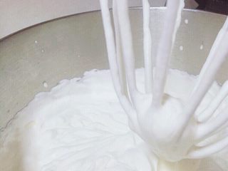 15、千层饭盒乳酪蛋糕,打发淡奶油 糖 和调味酒