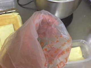 16、千层饭盒乳酪蛋糕,装入裱花袋