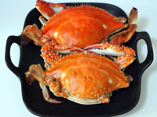 1、什锦海鲜羊蝎子鸳鸯火锅,梭子蟹提前洗净后蒸熟备用