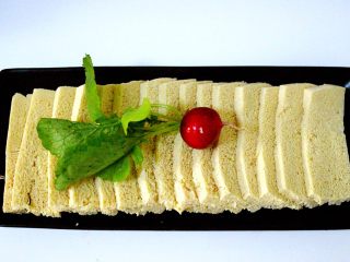 3、什锦海鲜羊蝎子鸳鸯火锅,豆腐提前买好后、放入冰箱冷冻过夜、第二天解冻后洗净切成