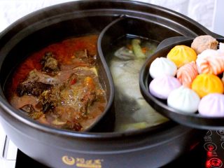 18、什锦海鲜羊蝎子鸳鸯火锅,加入各种速冻丸子