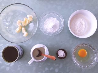1、麦芬蜜豆粽,准备好原材料，黄油室温软化至手指可以轻易戳出凹痕，鸡蛋放至室温，粉类过筛备用。