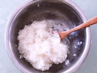 3、麦芬蜜豆粽,泡好的糯米水刚刚没过糯米即可，放入蒸锅大火蒸30min，取出晾至温凉