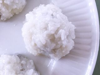 4、麦芬蜜豆粽,取适量蜜豆包入糯米当中，大约包五个糯米团子备用