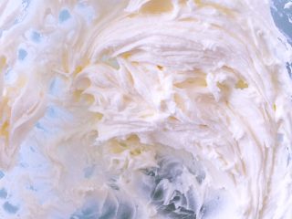 6、麦芬蜜豆粽,用打蛋器打发黄油至颜色发白呈羽毛状纹