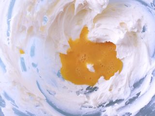 7、麦芬蜜豆粽,分3次加入鸡蛋液，每次都搅拌均匀