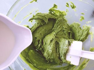 11、麦芬蜜豆粽,分3次加入牛奶，每次都要搅拌均匀再加下一次