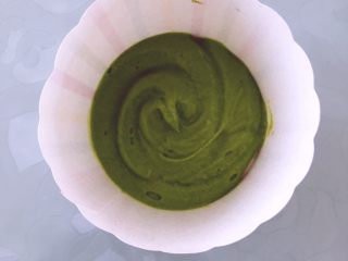 13、麦芬蜜豆粽,取一个麦芬纸杯，挤一层面糊