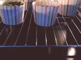 17、麦芬蜜豆粽,烤箱180度预热，中层，大约烤20-25min即可，7、8熟时可以迅速加盖锡纸防止上色过深