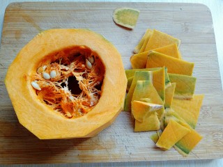 1、#咸味#东北豆角炖南瓜,首先将南瓜去皮。