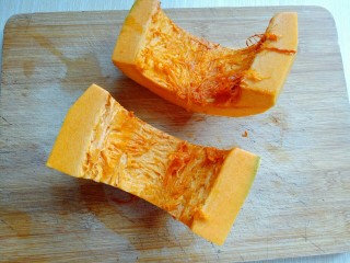 2、#咸味#东北豆角炖南瓜,再去掉南瓜瓤，(可以利用小勺将南瓜籽挖掉)冷水冲洗洗干净。