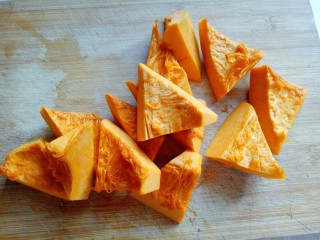 3、#咸味#东北豆角炖南瓜,将洗干净的南瓜淋干水份，切菱形块，装入盘中备用。