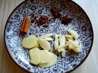 4、#咸味#东北豆角炖南瓜,葱姜蒜去皮切好。