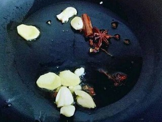 5、#咸味#东北豆角炖南瓜,热锅冷油，将香料下油锅煸炒出香味。