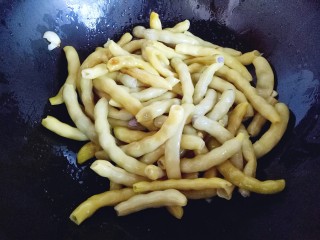 6、#咸味#东北豆角炖南瓜,炒出香味后加入豆角。