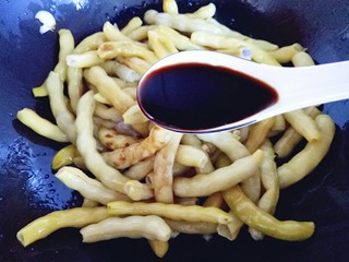 7、#咸味#东北豆角炖南瓜,加入一勺生抽，大火烧开，转中火15分钟。