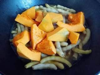 8、#咸味#东北豆角炖南瓜,再把切好的南瓜放入锅中，继续烧开，转小火约8分钟即可。(南瓜熟了就可以)