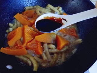 9、#咸味#东北豆角炖南瓜,加入少许老抽调色。(根据个人喜欢，可以不加老抽)