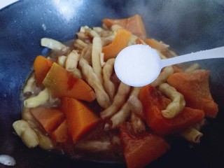 10、#咸味#东北豆角炖南瓜,加入盐，(根据个人口味放盐量。)用铲子稍作翻动，即可关火。