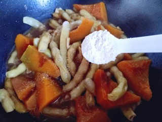 11、#咸味#东北豆角炖南瓜,关火后加入鸡粉，翻炒均匀。