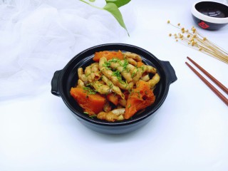 12、#咸味#东北豆角炖南瓜,装入啥锅中，撒上葱花。极其美味的一道家乡特色菜。