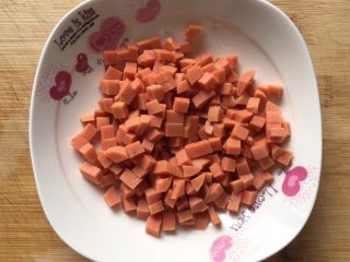 3、蛋炒饭,火腿肠切丁备用。