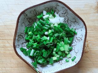 4、蛋炒饭,小葱切葱花备用。