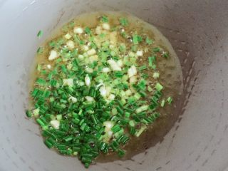 6、蛋炒饭,热锅倒入适量油，下入小葱炒香。