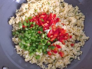 8、蛋炒饭,再倒入青红椒丁翻炒