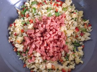 9、蛋炒饭,倒入火腿肠丁翻炒均匀