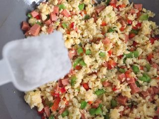 10、蛋炒饭,加入适量盐调味