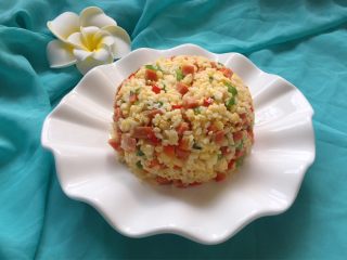 12、蛋炒饭,把蛋炒饭盛在碗中，把盘子盖在碗上，然后把盘子翻个身。