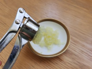 5、干煸芸豆,大蒜用压蒜器压碎。