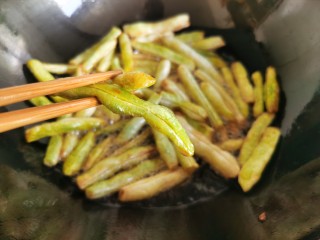 8、干煸芸豆,芸豆要炸到这样萎缩发皱，彻底成熟后捞出。