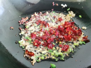 9、干煸芸豆,锅里留一些底油，放入干辣椒，花椒，葱、姜、蒜爆香。