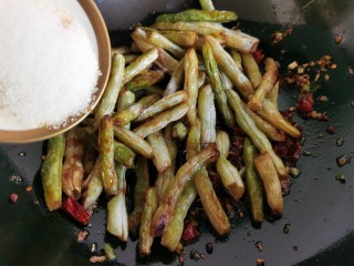 12、干煸芸豆,加入少许白糖。