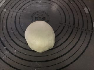 2、莲蓉蛋黄酥,面团一定要出膜，取出