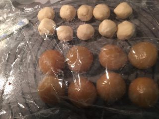 8、莲蓉蛋黄酥,慢慢用虎口收拢，10个莲蓉蛋黄馅全部准备好