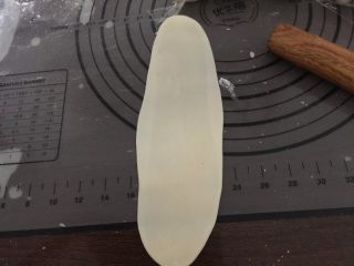 9、莲蓉蛋黄酥,取一个松弛好的面团，压扁擀成长条状