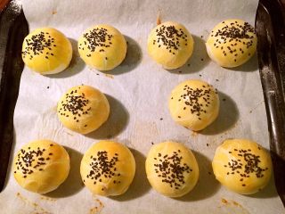 18、莲蓉蛋黄酥,放入烤箱180度烤20分钟左右即可,时间到，出炉