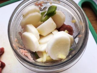 1、猪肉山药肠,所有材料放入料理机内打成泥。