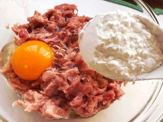 4、猪肉山药肠,加入一个鸡蛋和玉米淀粉